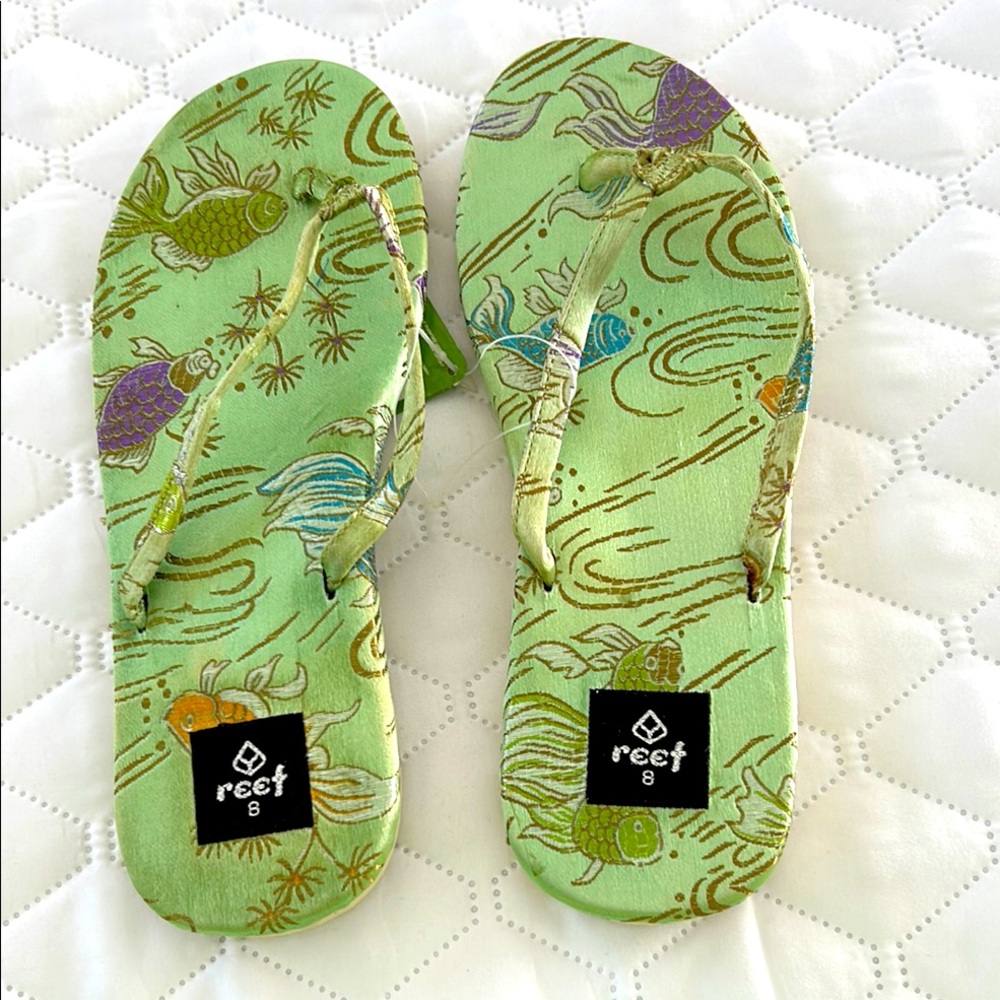 Reef Vibrant Fish Pattern Sandals size 8